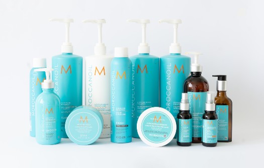 Veliki broj preparata iz Moroccanoil kolekcije koje se koriste u frizerskom salonu Hair studio Cincar za regeneraciju kose