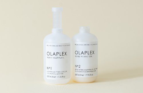 Dve vrste Olaplex preparata u dve bočice za regeneraciju i oporavak kose, dostupni u Hair Studiju Cincar